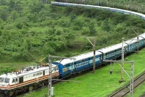 बरेली: बारिश से एक दर्जन से ज्यादा ट्रेनों की रफ्तार पर लगा ब्रेक, ट्रेनों के इंतजार में परेशान होते रहे यात्री