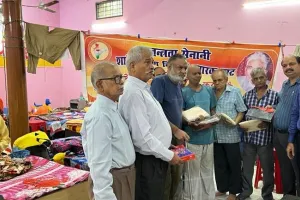 बरेली: स्वतंत्रता सेनानी शांति शरण विद्यार्थी की जयंती पर वृद्धजनों को वस्त्र किए वितरित 