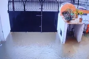 बरेली: अक्षर विहार नाले का पानी आवास विकास कालोनी में भरा