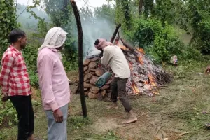 रामपुर: 30 लीटर डीजल से किया गया अंतिम संस्कार, बारिश की वजह से बुझ रही थी चिता