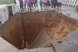 पीलीभीत: चार साल पहले बनी पुल की एप्रोच सड़क धंसी, आवागमन बंद