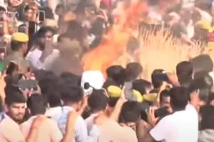 नम आंखों से धरतीपुत्र का अंतिम संस्कार, अखिलेश ने दी मुखाग्नि, ‘नेताजी अमर रहे’ के नारों से गूंजा सैफई