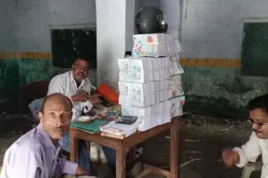 बरेली: पानी में उतराती रहीं किताबें, बीएसए से जवाब तलब