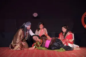 शाहजहांपुर: अब महिलाओं ने किया चर्चित अंधायुग नाटक का मंचन