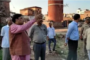 मथुरा: राज्य अल्पसंख्यक आयोग के सदस्य ने अधिकारियों को लिया आड़े हाथ