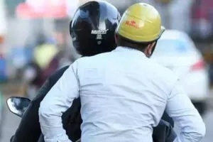 करवा-चौथ की पूर्व संध्या पर पत्नियों ने दिए अपने पतियों को उपहार में हेलमेट