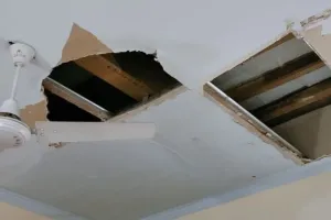 बरेली: टपक रहे रेल आवास, कार्यालयों में टूट रही फाल्स सीलिंग, जर्जर आवासों की वीडियो वायरल