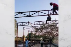 पीलीभीत: देवीपुरा गोशाला में धूप और बारिश से गोवंश को मिलेगी निजात, टिनशेड बनवा रहा गौरधाम परिवार