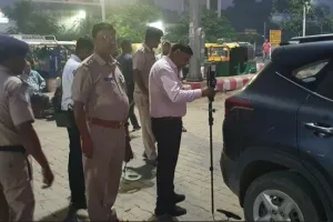 बरेलीः जंक्शन पर बम निरोधक दस्ते के साथ जीआरपी और आरपीएफ की चेकिंग