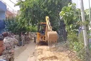 मथुरा: कदंब विहार में चला निगम का महाबली, घरों के बाहर अतिक्रमण को जेसीबी ने ढहाया