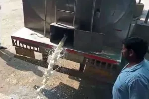 सरस डेयरी अध्यक्ष के नेतृत्व में 1500 लीटर मिलावटी दूध किया नष्ट 