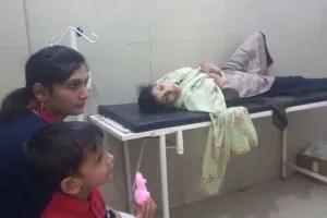 मथुरा: बांके बिहारी में फिर बेहोश हुई महिला, पति सुरक्षाकर्मी से लगाता रहा गुहार…