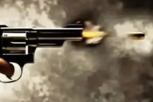 अस्पताल में भिड़े दो पक्ष, जमकर हुई फायरिेंग, एंबुलेंस चालक घायल