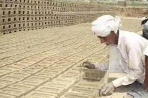 बरेली: दशहरे से होता है ईंट पथाई का काम, हड़ताल से लगा ब्रेक