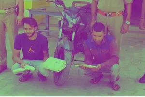 संभल: बाइक से पर्स लूटने वाले दो आरोपी गिरफ्तार, कई सामान बरामद