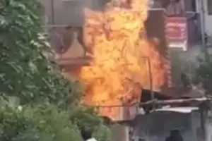 अहमदाबाद: गैस सिलेंडरों में विस्फोट, 20 झोपड़ी खाक