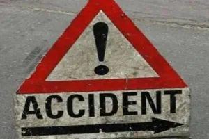 शाहजहांपुर: पेड़ से टकराई बाइक, एक की मौत, दो घायल