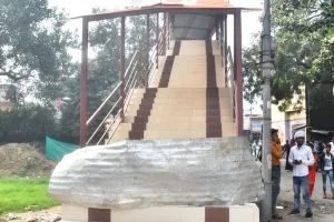 बरेली: फुट ओवरब्रिज निर्माण में मानकों की उड़ाई जा रहीं धज्जियां, सीढ़ियों पर लगाई गईं चिकनी टाइल्स