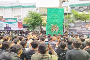 लखनऊ: नम आंखों के साथ निकला चुप ताजिये का जुलूस