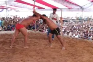 बलिया: दंगल में पहलवानों ने दिखाए दांव-पेंच