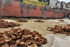 अयोध्या: पैड़ी के घाटों पर हो रहा पानी का रिसाव, भीग गए दीये