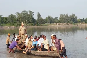 बहराइच: नाव से बाढ़ पीड़ितों का हाल जानने पहुंचे डीएम, बांटी राहत सामग्री