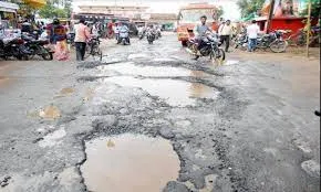 कालाढूंगी: कोटाबाग-कालाढूंगी सड़क पर गड्ढे होने से राहगीर परेशान