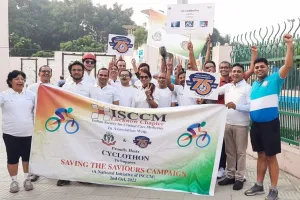 लखनऊ : ‘सेव द सेवियर’ थीम पर आयोजित साइकिल रैली में चिकित्सकों ने लिया हिस्सा