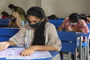 आगरा: पीईटी परीक्षा हुई शुरू, बंद कराई गईं फोटोकॉपी की दुकानें