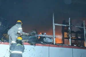 लखनऊ के नाका इलाके में लगी आग, लगातार बुझाने में जुटे फायर फाइटर