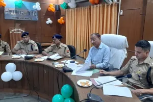 फर्रुखाबाद: आबादी वाले क्षेत्रों में पटाखों के भंडारण पर डीएम ने लगाई रोक