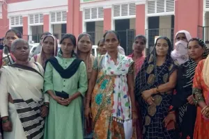 शाहजहांपुर: छह माह से भुगतान को भटक रहीं आशाओं ने किया प्रदर्शन, एसडीएम को सौंपा ज्ञापन
