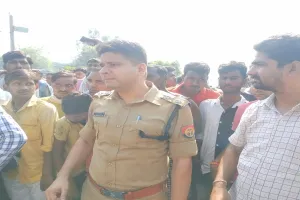 हरदोई: अनियंत्रित प्राइवेट बस ने कबाड़ी और महिला को कुचला, कबाड़ी की मौत