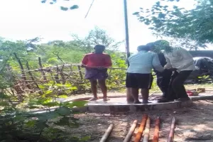साहब हैंडपंप खुला छोड़कर चला गया मिस्त्री, हो रही दिक्कत