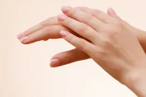 हाथों की टैनिंग हटाकर बनाएं खूबसूरत, अपनाएं ये घरेलू उपाय