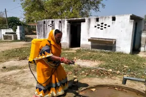 इटावा: गांवों को संक्रमण मुक्त बनाने के लिए पंचायती राज विभाग ने चलाया अभियान