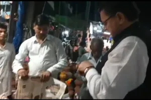 खटीमा: काफिला रोक मिट्टी के दीए खरीदने पहुंचे सीएम धामी