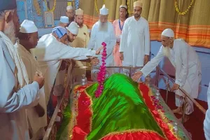 इटावा: डॉ. बन्ने मियां का सालाना उर्स अदबो एहतराम के साथ हुआ संपन्न