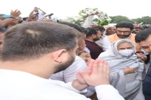 इटावा: मुलायम सिंह के अंतिम संस्कार में अमिताभ का न आना बना चर्चा का विषय