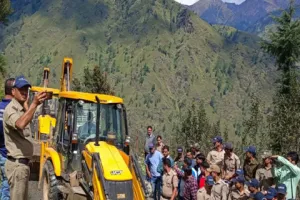 उत्तरकाशी: हाकम सिंह के रिसॉर्ट में बुलडोजर चलाने पहुंचा पुलिस प्रशासन, पत्नी और ग्रामीणों ने रास्ता रोका