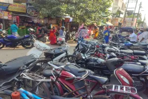 अयोध्या: शहर में सड़क की पटरियों पर फिर पसरा कारोबार