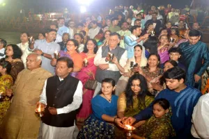 कानपुर: पांच हजार दीपों से जगमगाया बोट क्लब घाट, दिव्यांग बच्चों संग मनी दीपावली