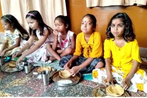 बरेली: महानवमी पर हुआ कन्या भोज, पैर छूकर लिया आशीर्वाद, माता रानी के लगे जयकारे