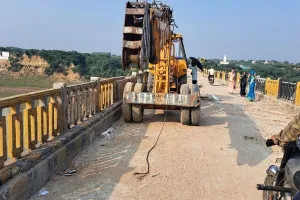 इटावा: क्रेन का तार टूटने से चंबल पुल से झूला सहित पानी मे गिरा कर्मचारी