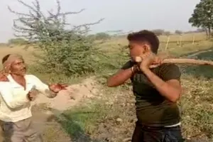 किसान पर बरसाईं ताबड़तोड़ लाठियां, वीडियो वायरल होने पर पुलिस ने दर्ज किया मामला