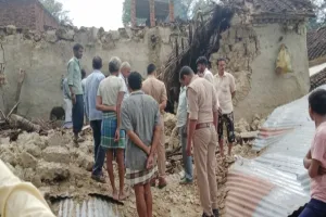 अयोध्या: भोर में गिरा कच्चा मकान, मां-बेटे की मौत, दो घायल