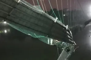 गुजरात: मोरबी में पुल टूटने से बड़ा हादसा, 400 से ज्यादा लोग नदी में गिरे, 77 लोगों की मौत