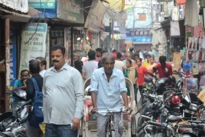 बरेली: शास्त्री मार्केट में 10 फिट चौड़ी सड़क, सात फिट में वाहनों का अतिक्रमण