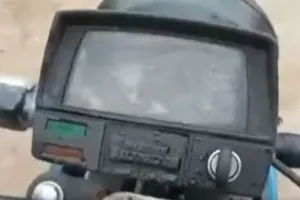 बाइक के मीटर में बैठी थी जहरीली नागिन, Video देख फनफना जाएंगे आप