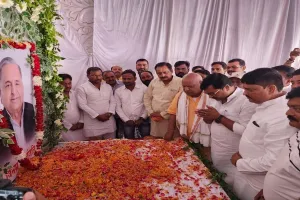 अयोध्या: मुलायम की श्रद्धांजलि सभा में पहुंचे विपक्षियों की भी आंखें हुईं नम